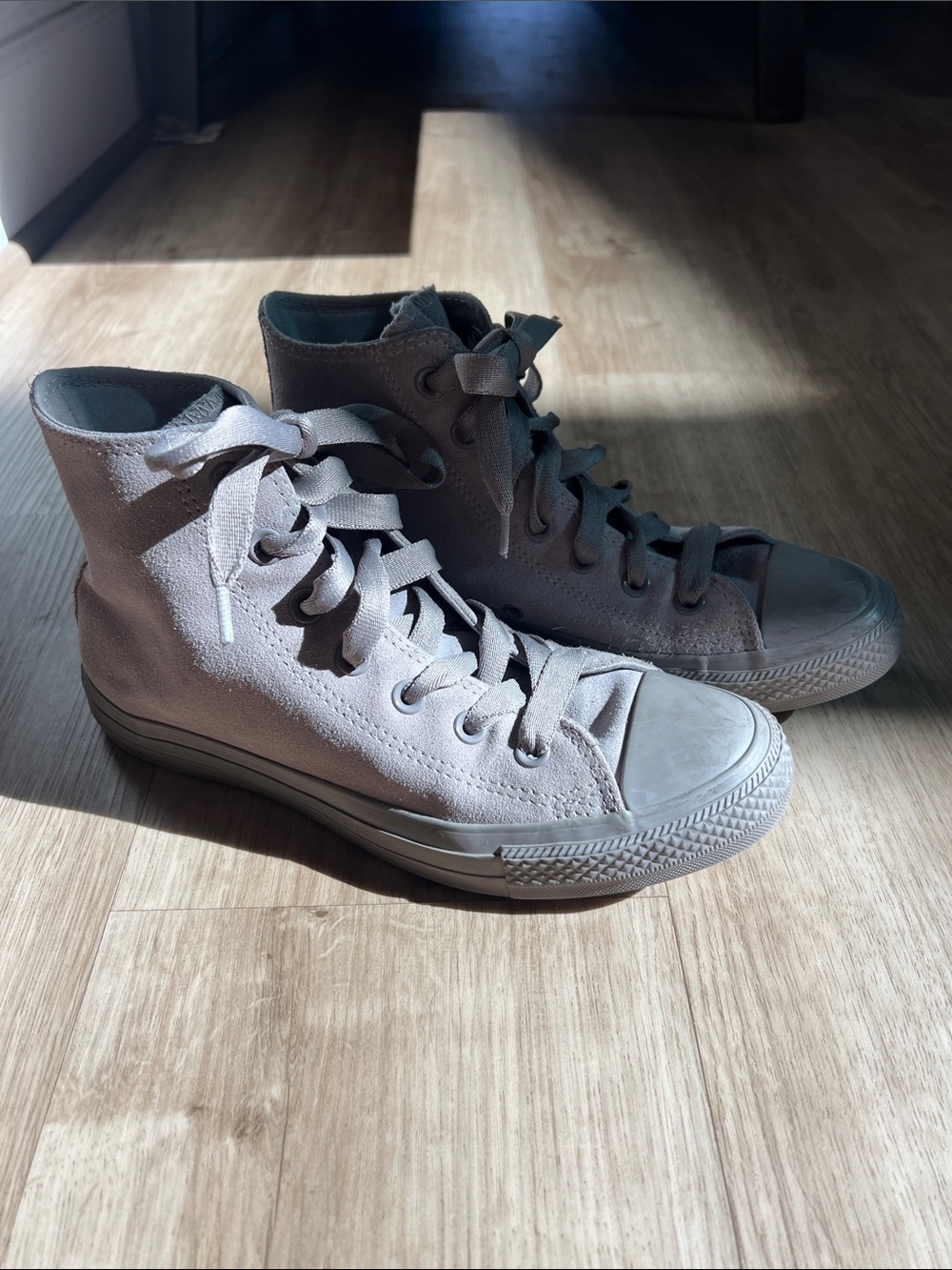High-Top Suede Converse Sneakers in Light Gray, size 8 Women’s/ 6 Men’s